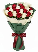Букет Микс из красных и белых роз в Бурибай